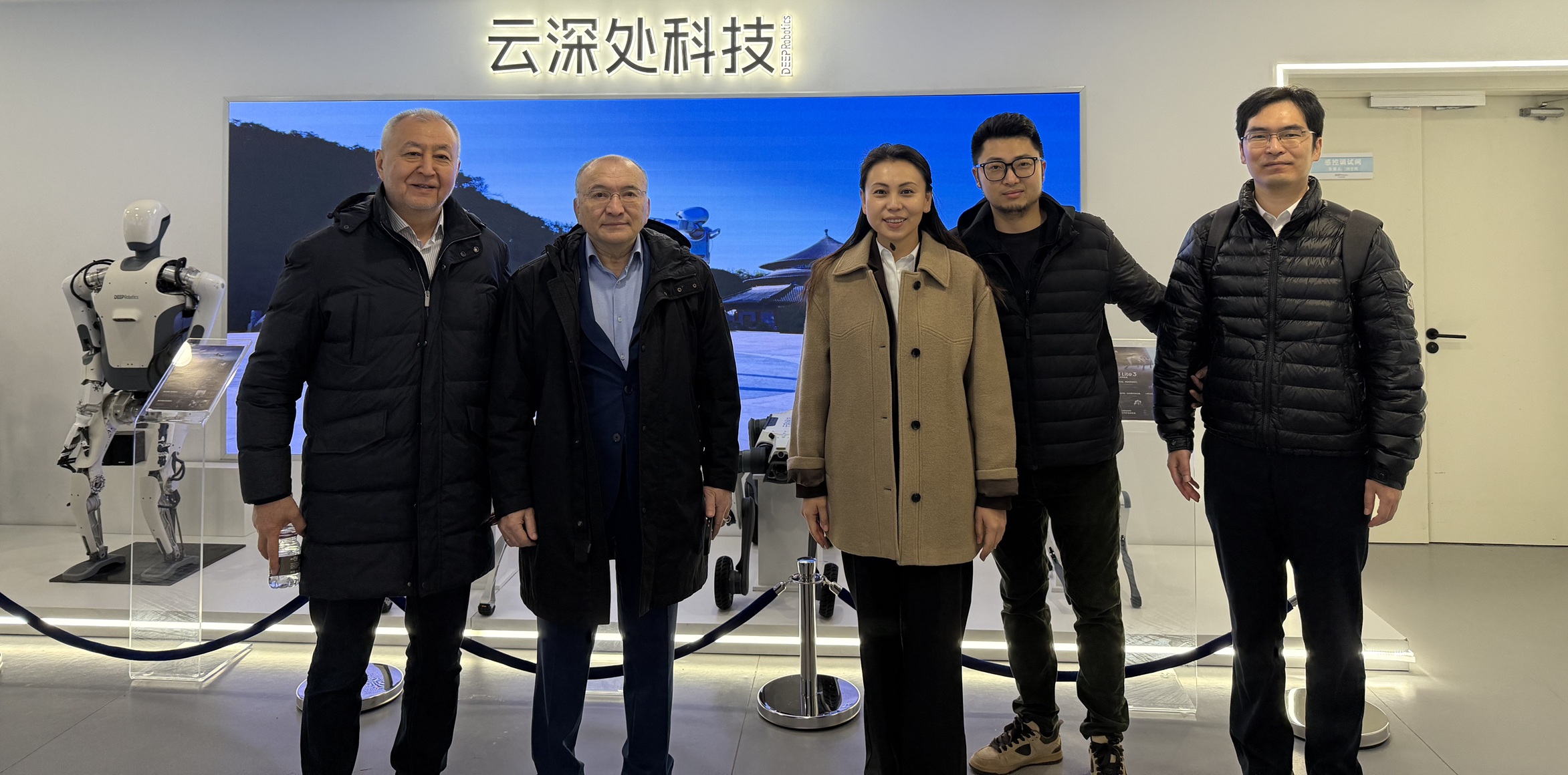 中心团队与哈萨克斯坦阿拉木图管理大学校领导联合调研杭州具身智能机器人产业前沿