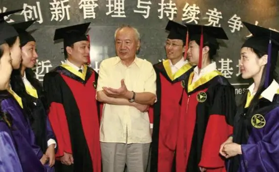 2008年，许庆瑞（中）与即将毕业的研究生在一起.png